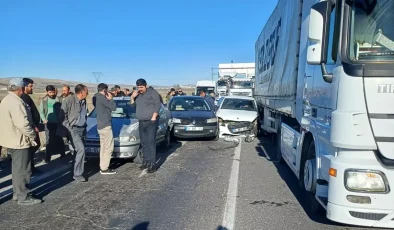 Kars’ta Zincirleme Trafik Kazası: 2 Yaralı